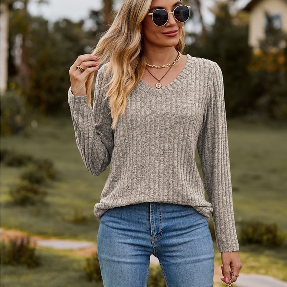 Classic Chic Ribbed V-Neck Sweater - Picture 2 of 4